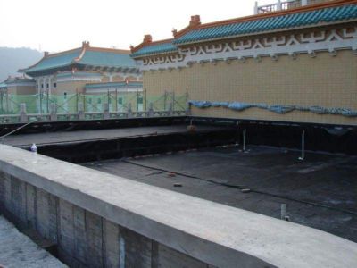 Summarize the advantages and disadvantages of using drainage boards 