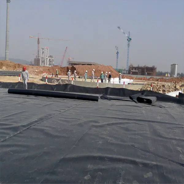Laying geomembrane in garbage dump and construction of rainwater and sewage diversion covering membrane